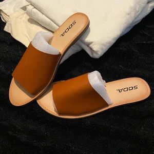 Soda, saddle-tan, flat, leather-look slide
